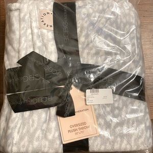 NWT BCBG Gray White Leopard Oversized Throw Blanket 50 x 70